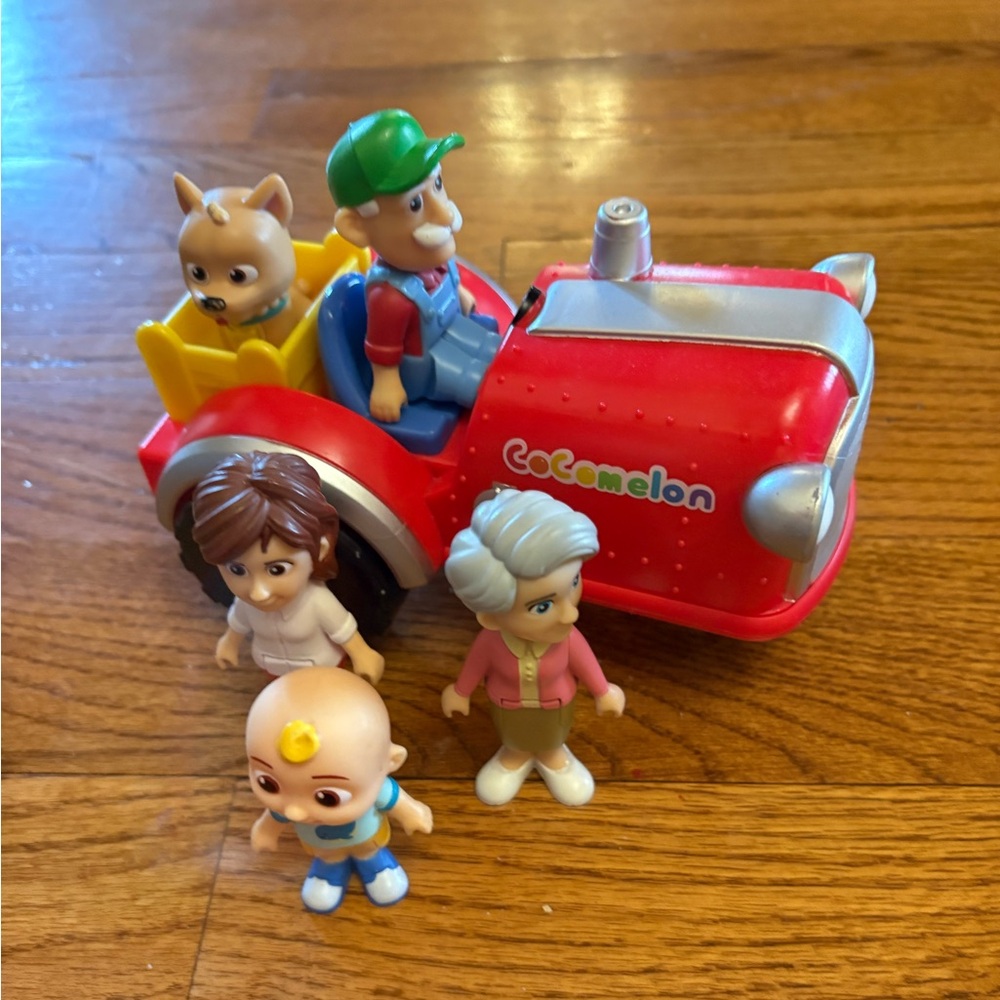 CoComelon Tractor bingo grandpa Farmer, grandma Mom  Playset with Family Figures